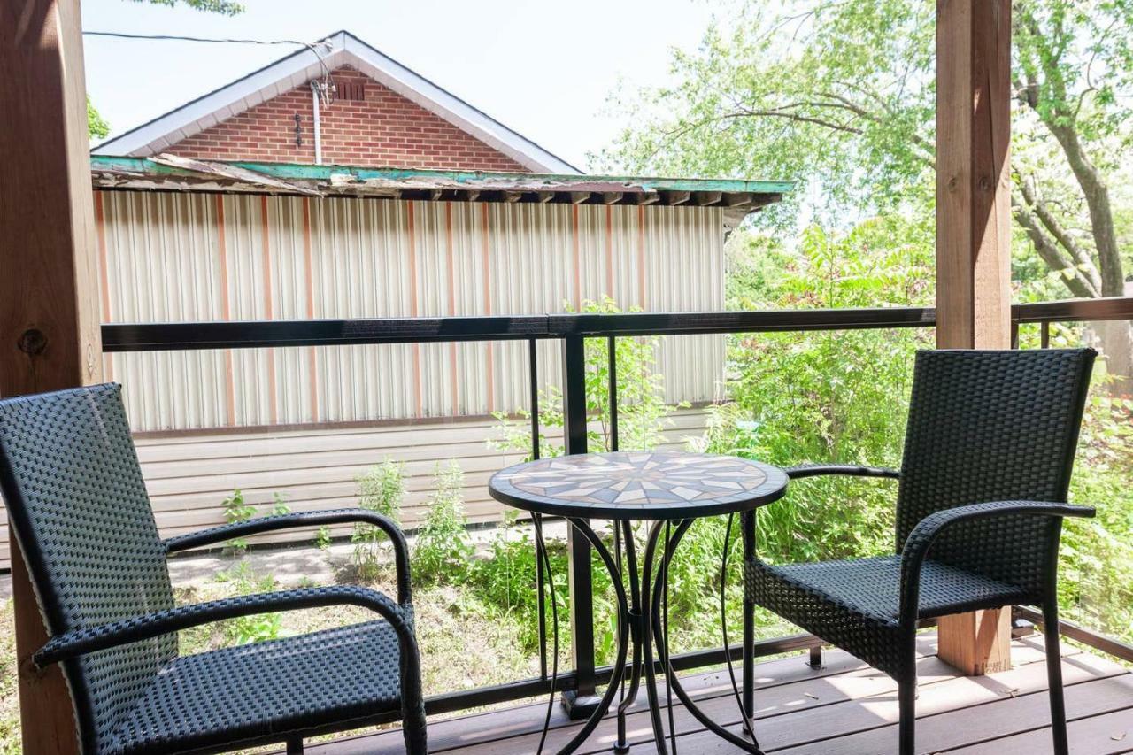 ENTIRE 2 BEDROOM APARTMENT UPTOWN WATERLOO - e2 Waterloo Exterior foto