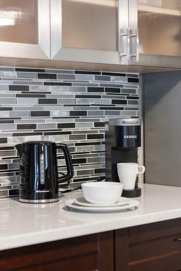 ENTIRE 2 BEDROOM APARTMENT UPTOWN WATERLOO - e2 Waterloo Exterior foto